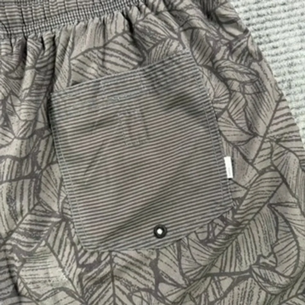 Vuori Kore Short Men 30 Charcoal Grey Palm Leaf Print Lined Athletic No Size Tag